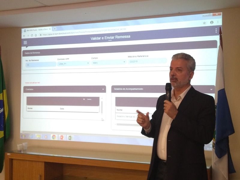 Augusto Telles durante treinamento do sistema com representantes dos operadores dos contratos de partilha de produção